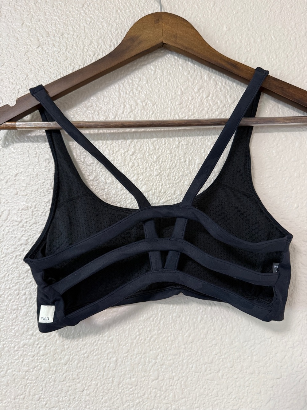 NWOT Vuori Yosemite Bra Sports Bra Hiking Training Travel Strappy XS Black Camo - Picture 3 of 5